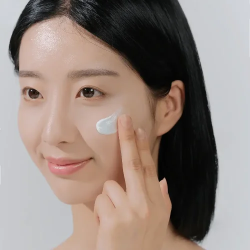 SKIN1004 Madagascar Centella Hyalu-Cica Water-Fit Sun Serum SPF 50+ Pa++++ - Hydratační krémové sérum s UV faktorem
